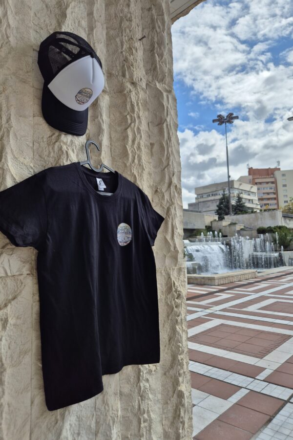 Тениска с логото “Благо ни е”